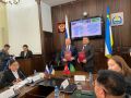Парламентарии закрепили документ подписями сторон и обменялись памятными подарками