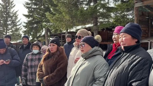 В поселке Аршан Глава Бурятии Алексей Цыденов пообщался с владельцами торговых точек рынка сувенирной продукции