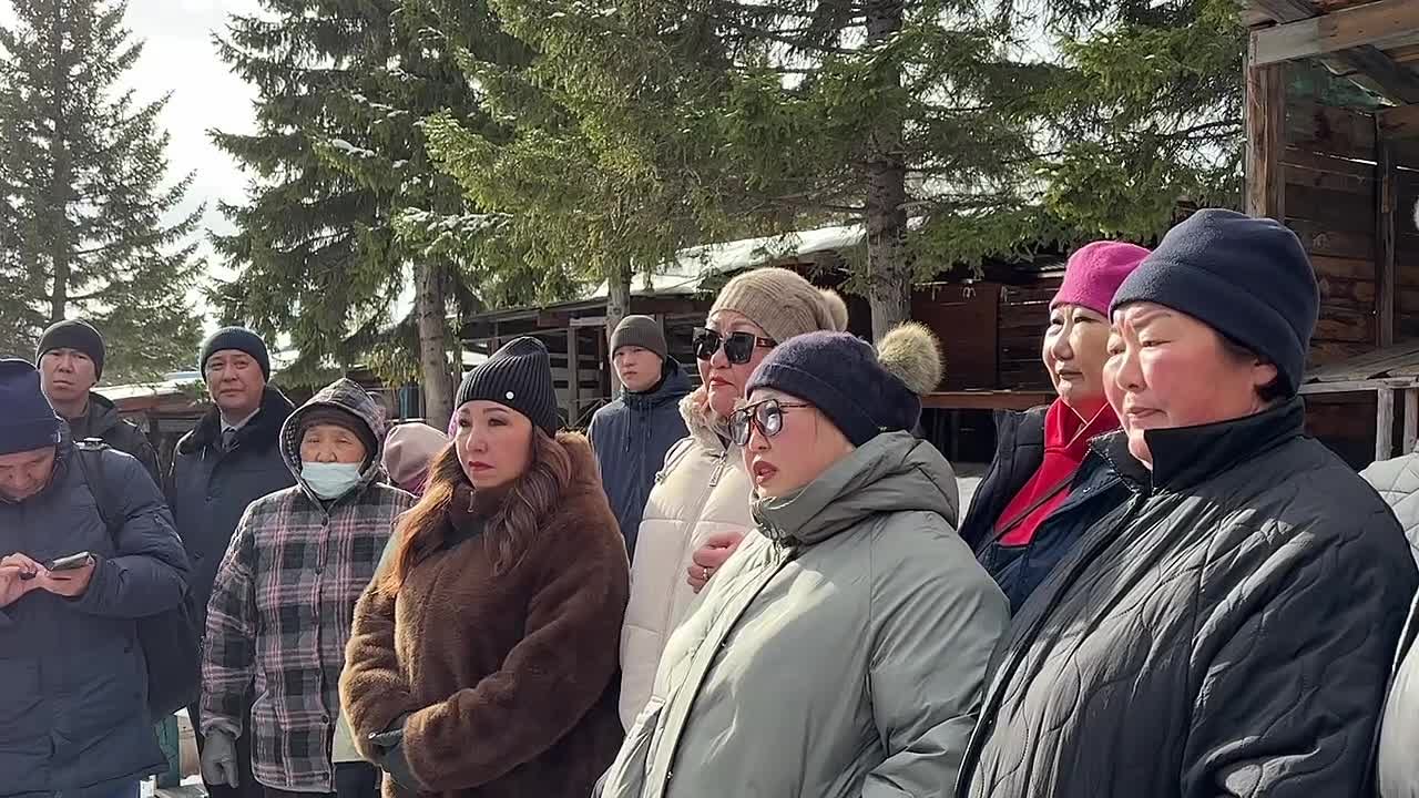 В поселке Аршан Глава Бурятии Алексей Цыденов пообщался с владельцами торговых точек рынка сувенирной продукции