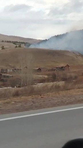 #атвпишут в десятниково горит трава рядом с лесом