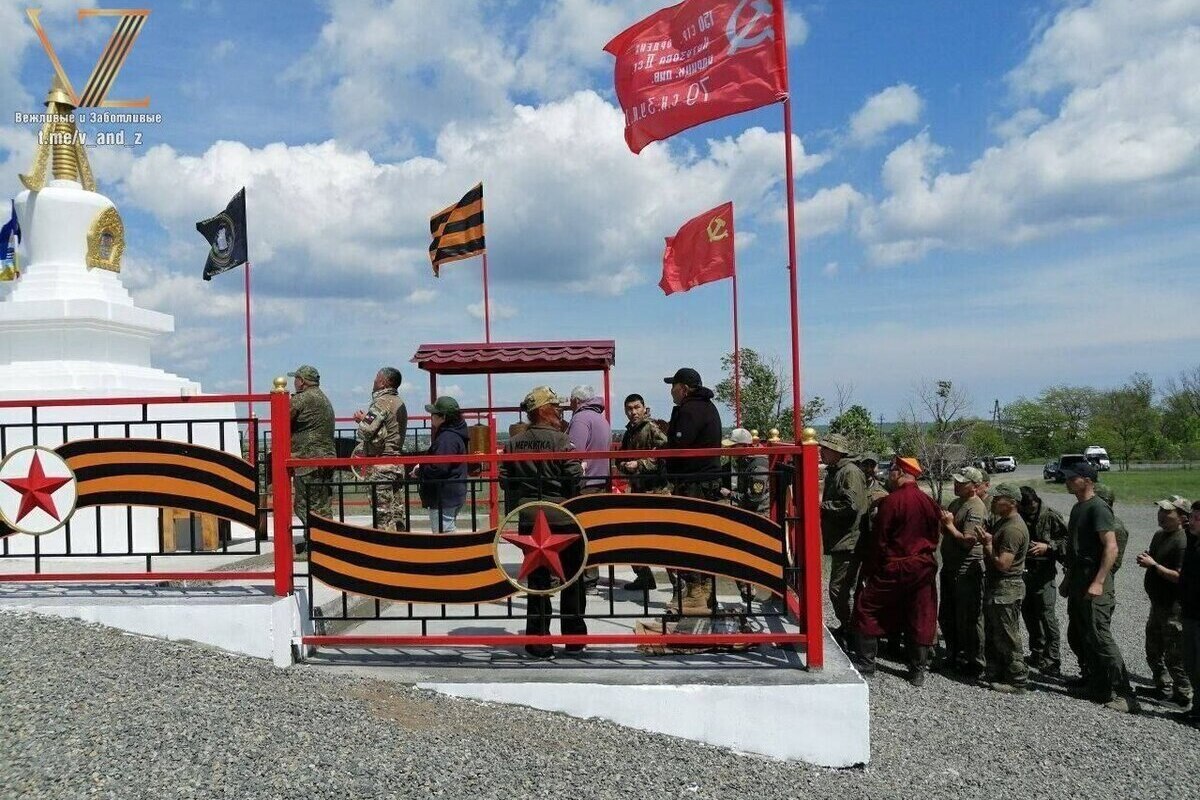 Возведенный в Мангуше субурган в честь воинов из Бурятии пережил акт вандализма, а теперь может оказаться вне закона