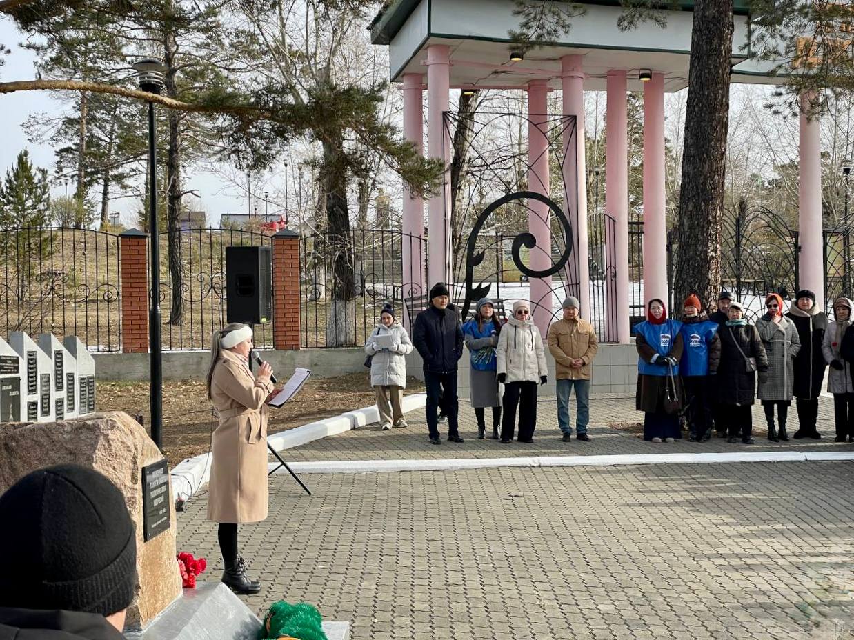 В Улан-Удэ у Мемориала жертв политических репрессий состоялся митинг, посвященный Дню памяти жертв политических репрессий В Улан-Удэ у Мемориала жертв политических репрессий состоялся митинг, посвященный Дню памяти жертв политических репрессий