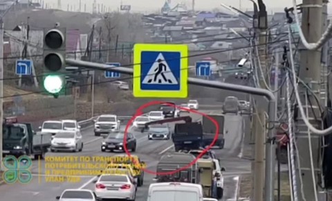 Вот это жесть. Стрела манипулятора с грузовика пробила лобовое стекло встречного авто