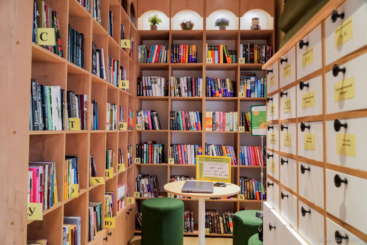 Скрипучие и неудобные стулья, строгая женщина в очках — этот образ библиотек уходит в прошлое Скрипучие и неудобные стулья, строгая женщина в очках — этот образ библиотек уходит в прошлое