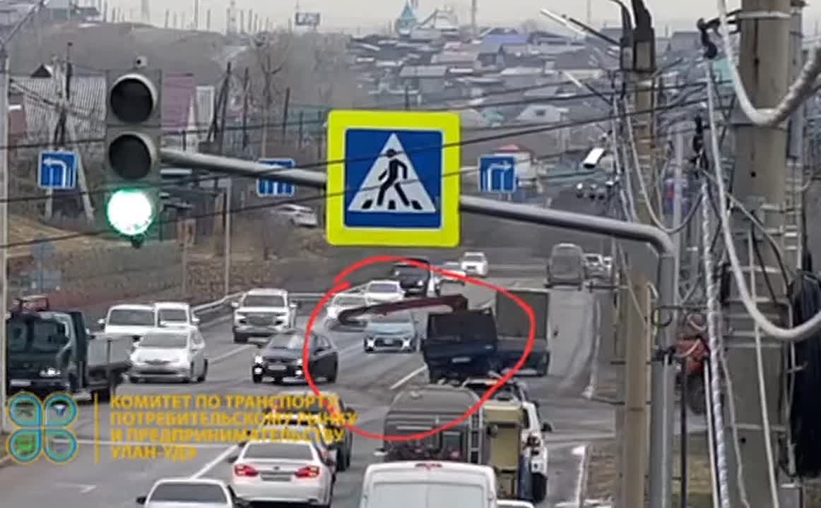 Плюс одна фобия. Момент ДТП на ул. Ботаническая, при повороте с кузова грузовика стрела манипулятора вылетела на встречную автомашину и повредила её. Будьте внимательны на дороге! Напомним, сообщить о ДТП или поломке...