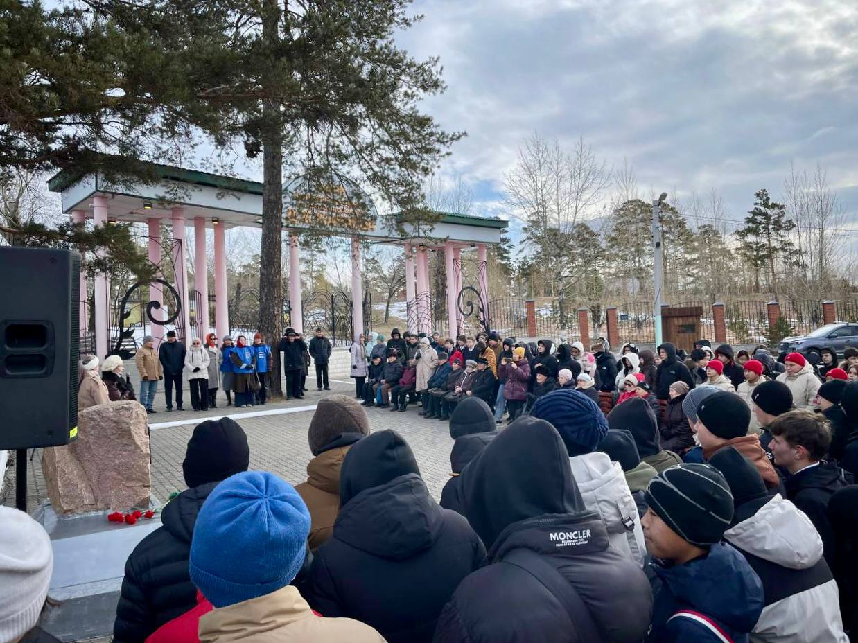 В Улан-Удэ у Мемориала жертв политических репрессий состоялся митинг, посвященный Дню памяти жертв политических репрессий В Улан-Удэ у Мемориала жертв политических репрессий состоялся митинг, посвященный Дню памяти жертв политических репрессий