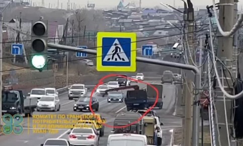 Жесть, ул. Ботаническая, при повороте с кузова грузовика стрела манипулятора вылетела на встречную автомашину и повредила её!