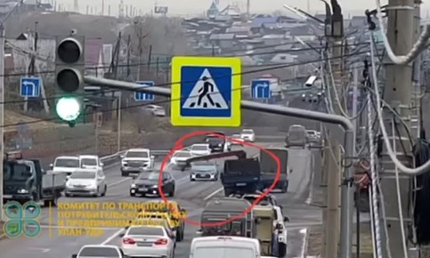 Момент ДТП на ул. Ботаническая, при повороте с кузова грузовика стрела манипулятора вылетела на встречную автомашину и повредила её!