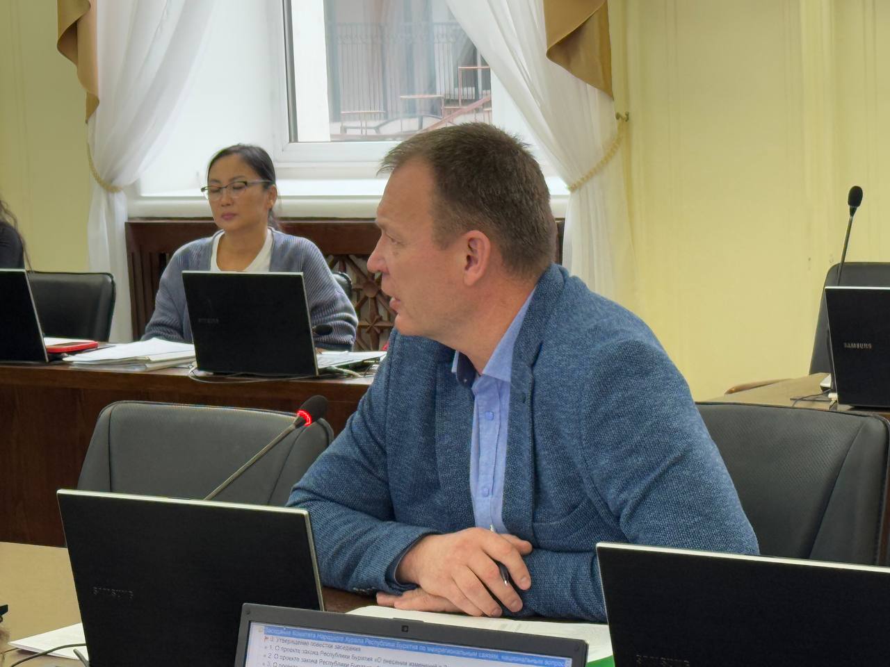 Сегодня на заседании Комитета Народного Хурала по межрегиональным связям под председательством Виталия Лыгденова рассмотрели вопросы предстоящей сессии Сегодня на заседании Комитета Народного Хурала по межрегиональным связям под председательством Виталия Лыгденова рассмотрели вопросы предстоящей сессии