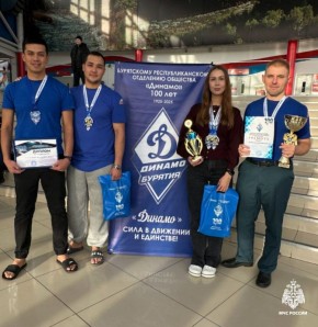 Серебро ежегодных соревнований завоевали сотрудники МЧС России