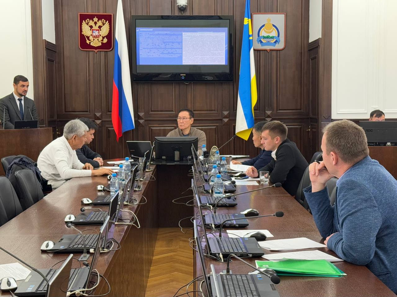 Сегодня на заседании Комитета Народного Хурала по межрегиональным связям под председательством Виталия Лыгденова рассмотрели вопросы предстоящей сессии Сегодня на заседании Комитета Народного Хурала по межрегиональным связям под председательством Виталия Лыгденова рассмотрели вопросы предстоящей сессии