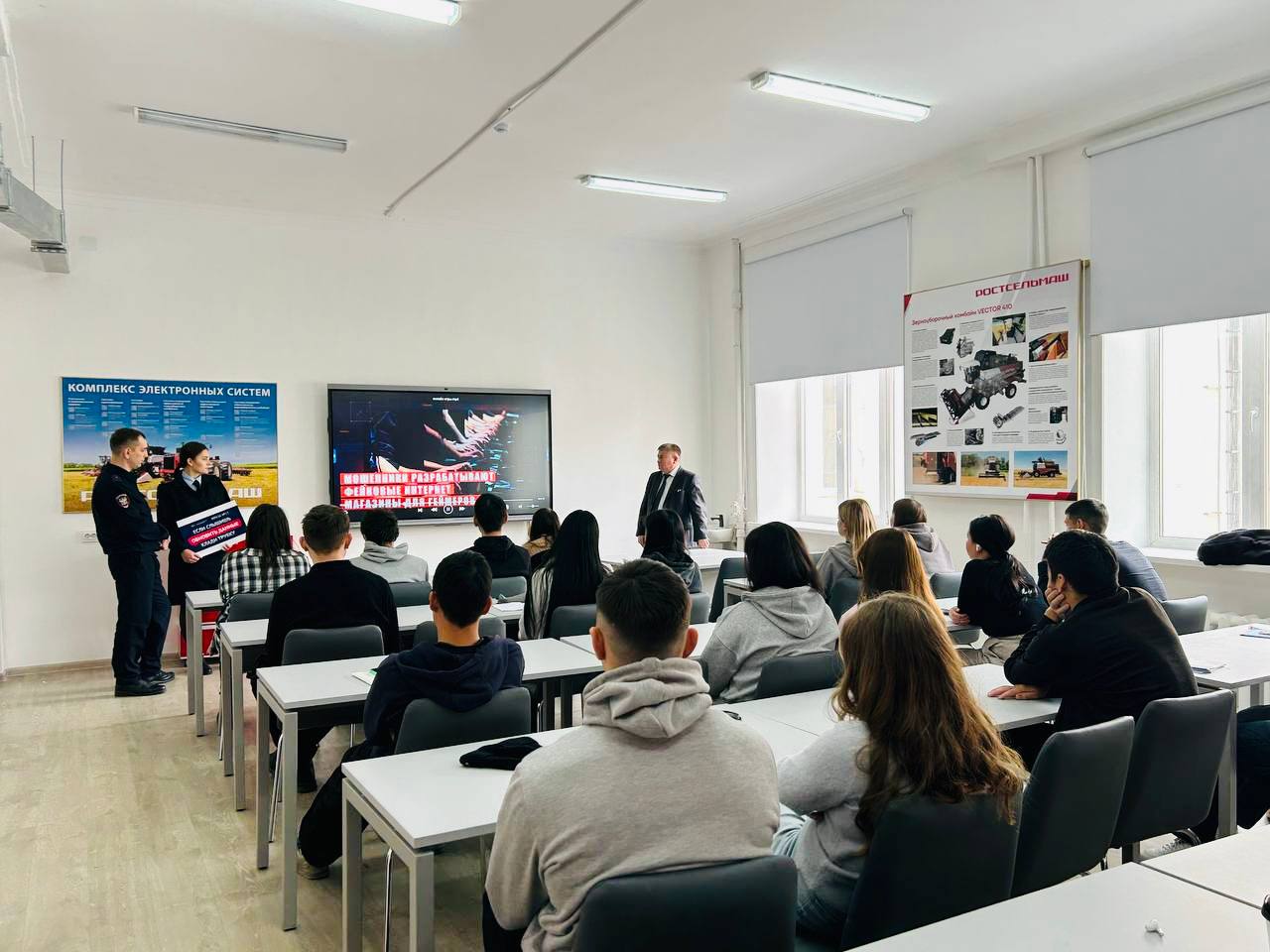 Сотрудники Улан-Удэнского ЛО МВД России на транспорте совместно с членами Общественного совета при линейном отделе провели профилактическую встречу с преподавателями и студентами Бурятской государственной... Сотрудники Улан-Удэнского ЛО МВД России на транспорте совместно с членами Общественного совета при линейном отделе провели профилактическую встречу с преподавателями и студентами Бурятской государственной...