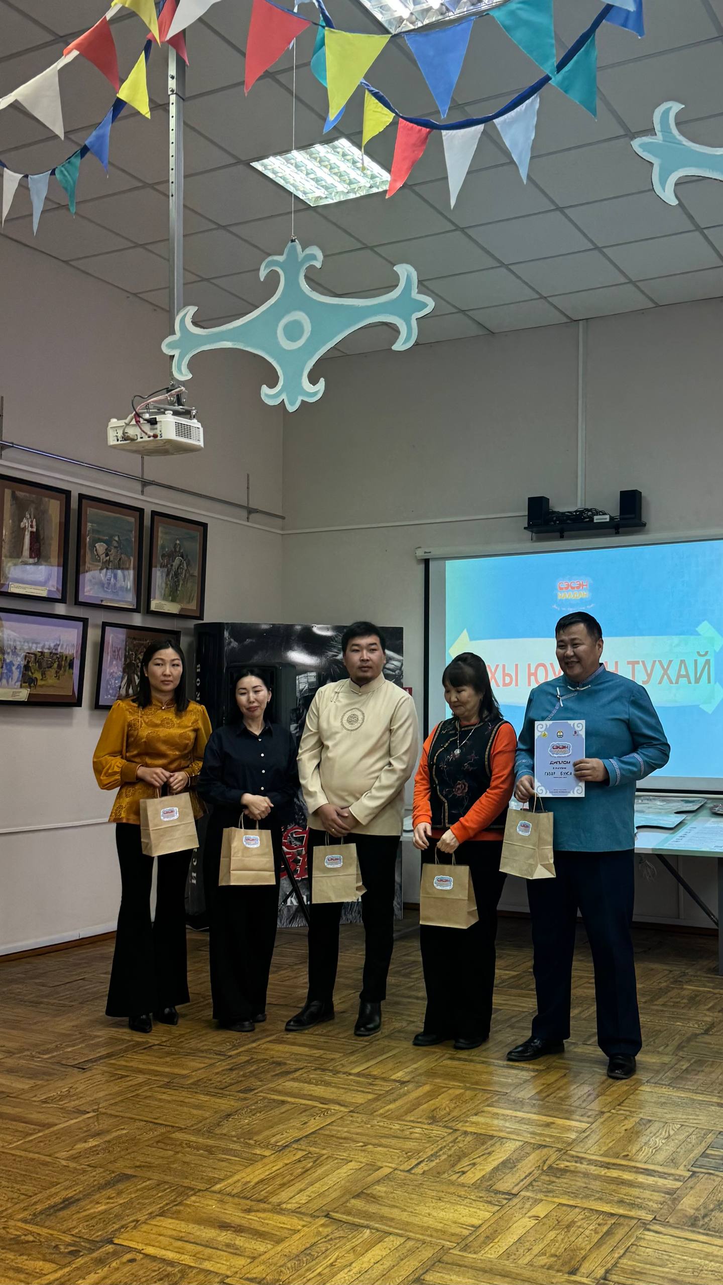 В Улан-Удэ прошёл квиз на бурятском языке в рамках проекта «Сэсэн наадан» В Улан-Удэ прошёл квиз на бурятском языке в рамках проекта «Сэсэн наадан»