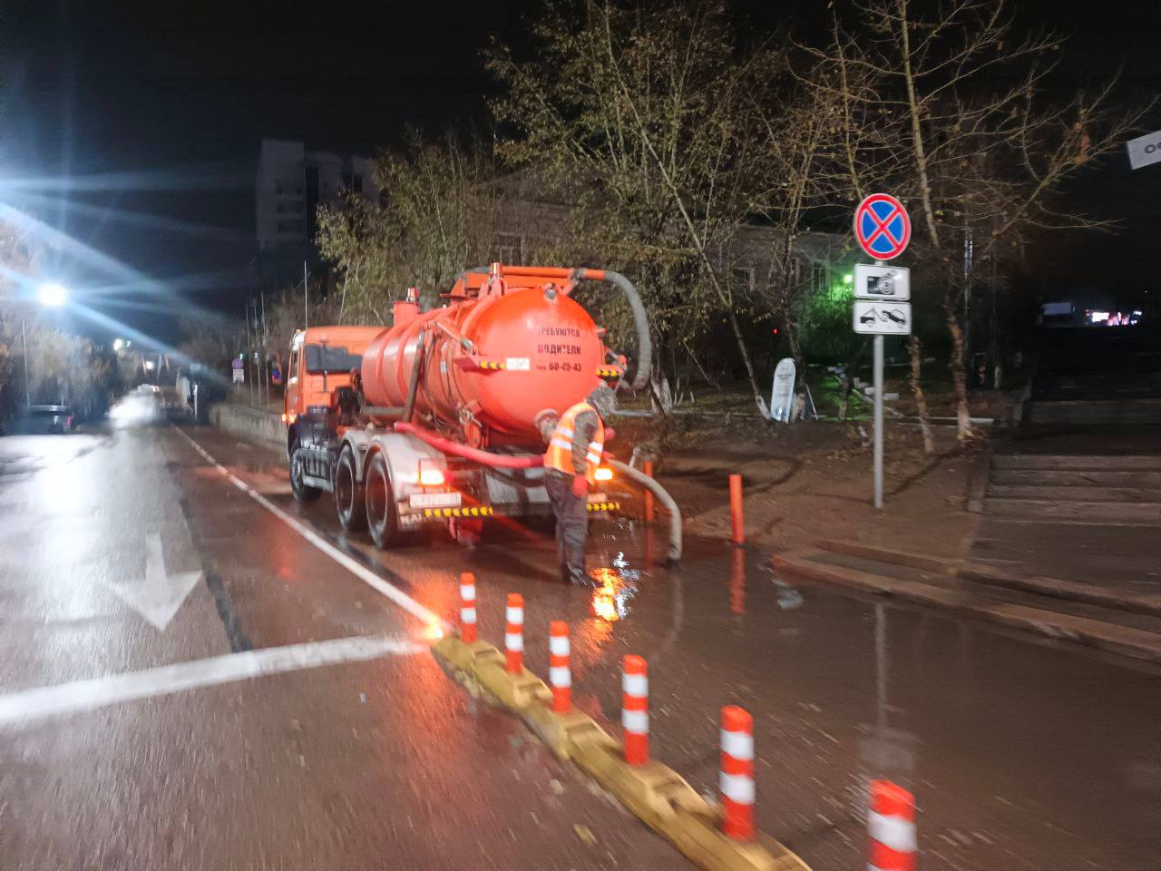 Сотрудники Комбината по благоустройству оперативно откачивают лужи