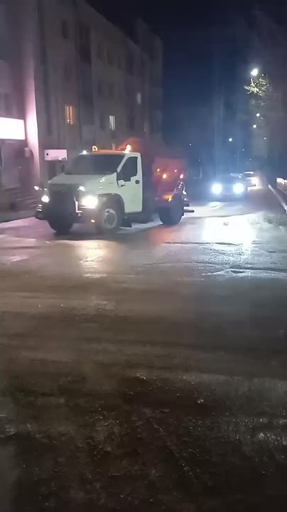 Коммунальные службы подсыпают дороги