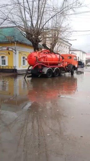 Комбинат продолжает откачивать лужи