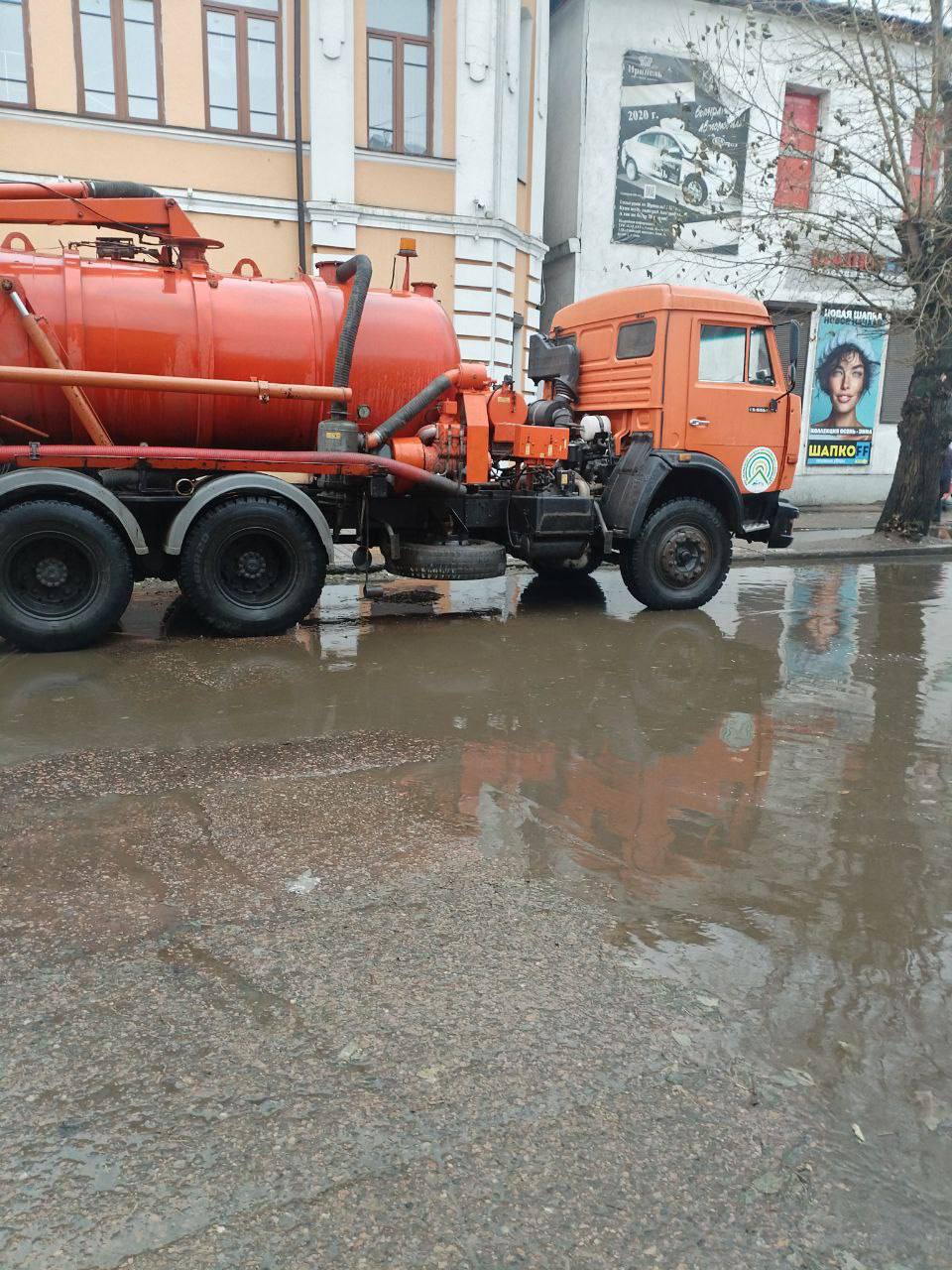 В Улан-Удэ откачивают лужи после сильного ночного дождя В Улан-Удэ откачивают лужи после сильного ночного дождя