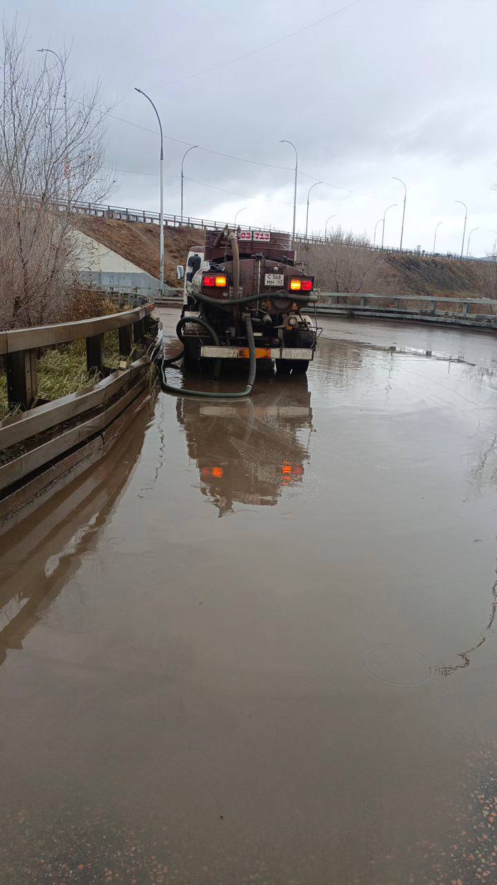 Комбинат продолжает откачивать лужи Комбинат продолжает откачивать лужи