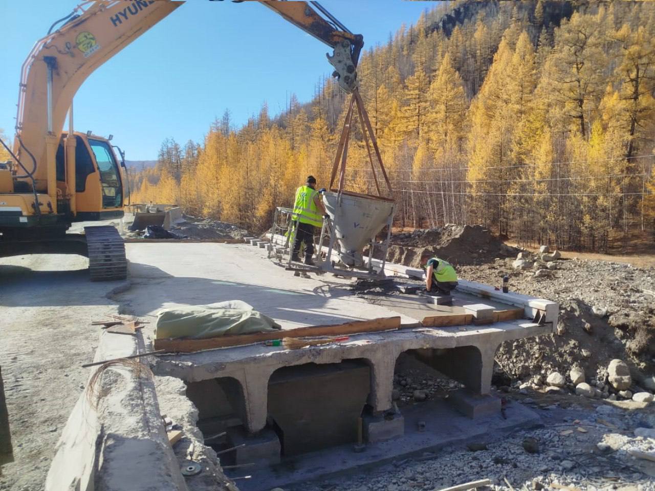 Больше никаких кочек и грязи! На 124-м километре автодороги «Монды – Орлик» завершается ремонт моста через Горную речку Больше никаких кочек и грязи! На 124-м километре автодороги «Монды – Орлик» завершается ремонт моста через Горную речку