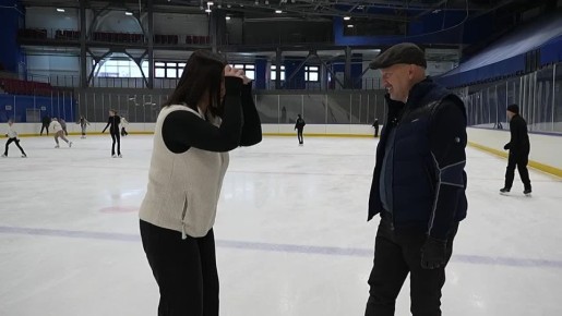 Депутат Горсовета Сергей Бурдиков попытался научить Мариам Восканян ездить на коньках