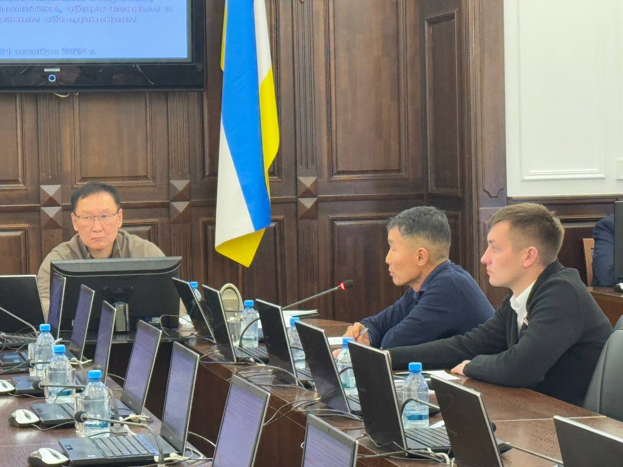 Сегодня на заседании Комитета Народного Хурала по межрегиональным связям под председательством Виталия Лыгденова рассмотрели вопросы предстоящей сессии Сегодня на заседании Комитета Народного Хурала по межрегиональным связям под председательством Виталия Лыгденова рассмотрели вопросы предстоящей сессии