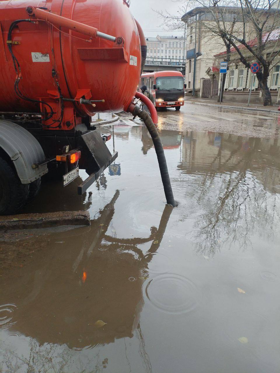 Комбинат продолжает откачивать лужи Комбинат продолжает откачивать лужи