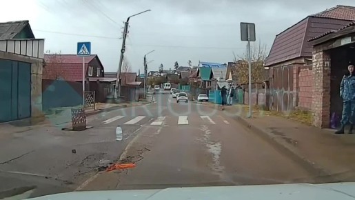 Нам пишут: Марианская впадина образовывается на ул. Вакарина. Нет ни ограждений, ни предупреждающих знаков