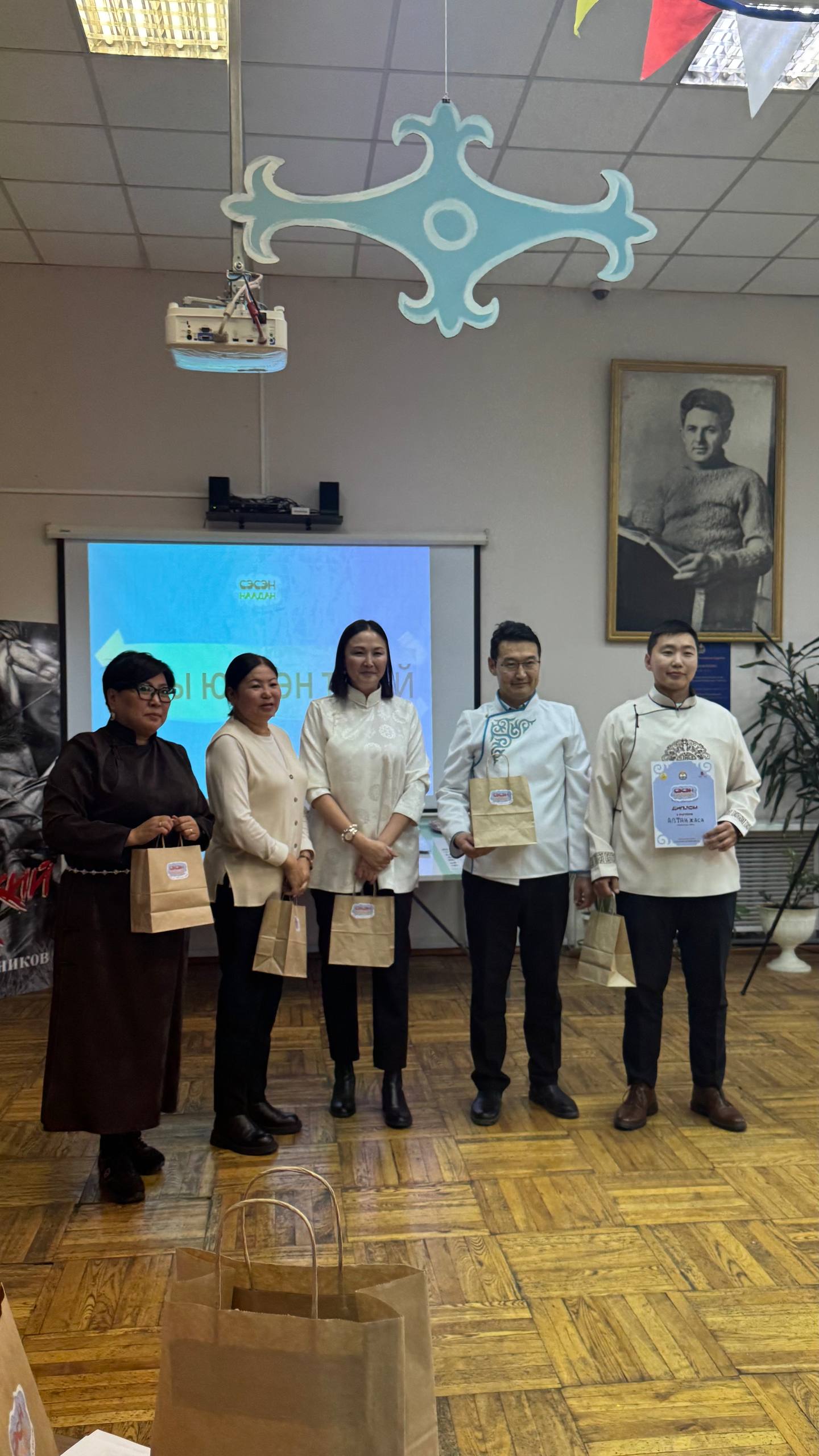 В Улан-Удэ прошёл квиз на бурятском языке в рамках проекта «Сэсэн наадан» В Улан-Удэ прошёл квиз на бурятском языке в рамках проекта «Сэсэн наадан»