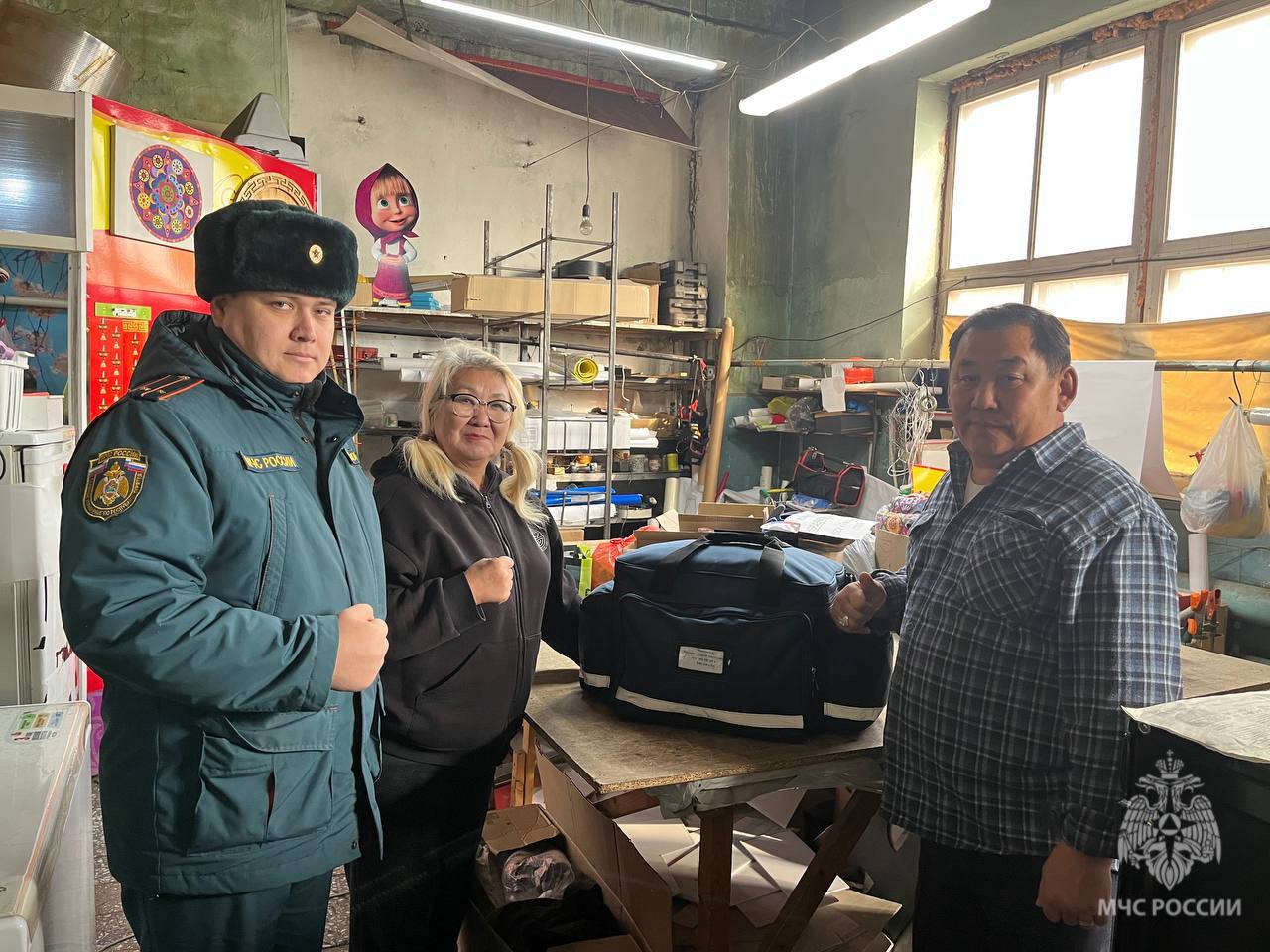 Сотрудники МЧС России помогают воинам-землякам