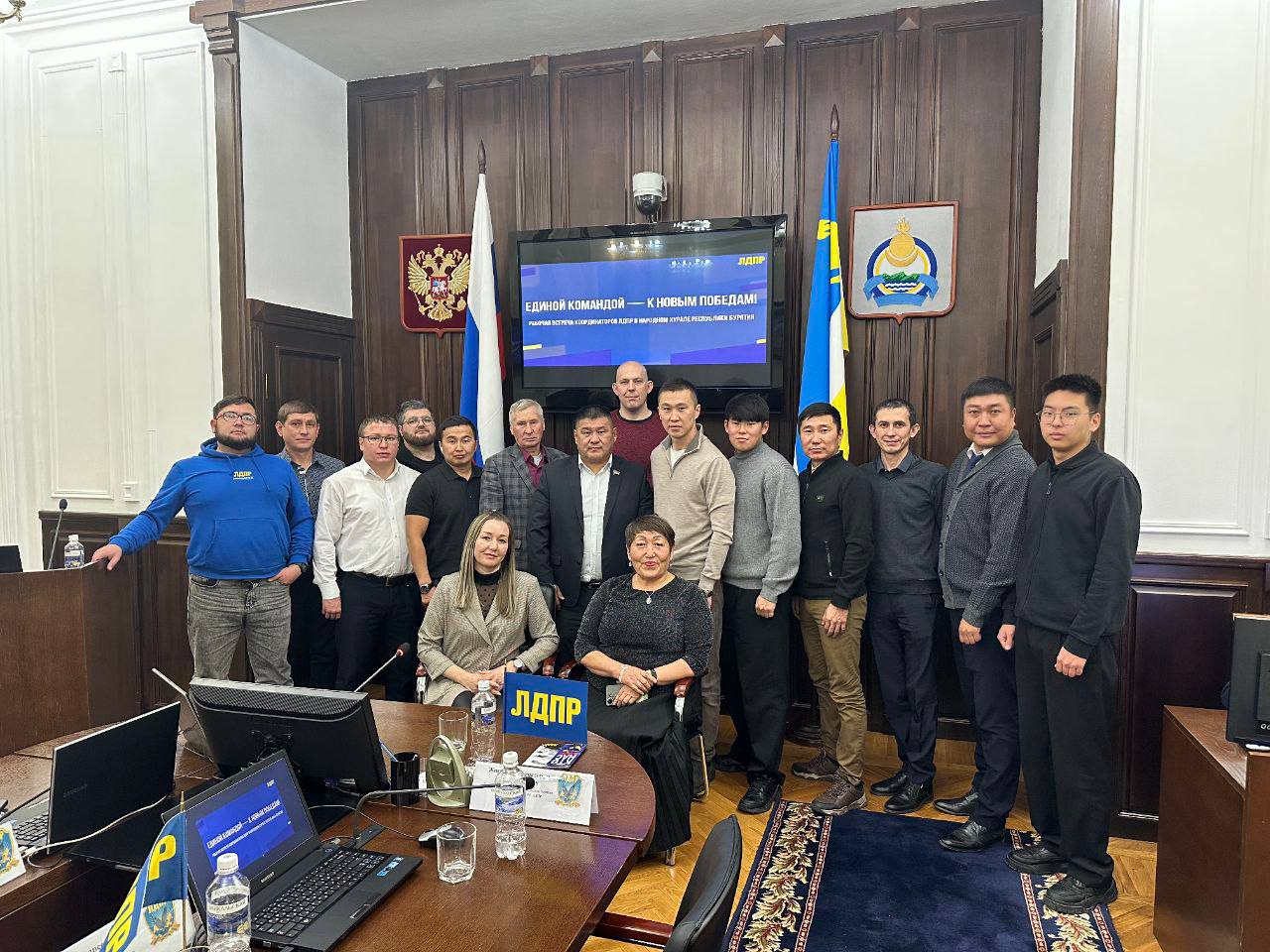 В Народном Хурале состоялась рабочая встреча координаторов местных отделений ЛДПР под руководством зампреда комитета НХ по экономике, координатора БРО ЛДПР в РБ Бадмадоржо Жигжитова