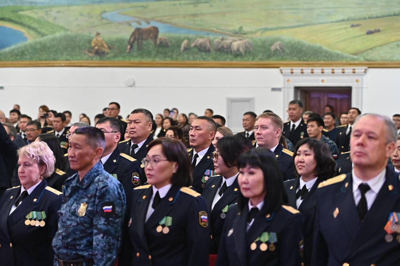 Алексей Цыденов поздравил сотрудников и ветеранов службы судебных приставов с профессиональным праздником Алексей Цыденов поздравил сотрудников и ветеранов службы судебных приставов с профессиональным праздником