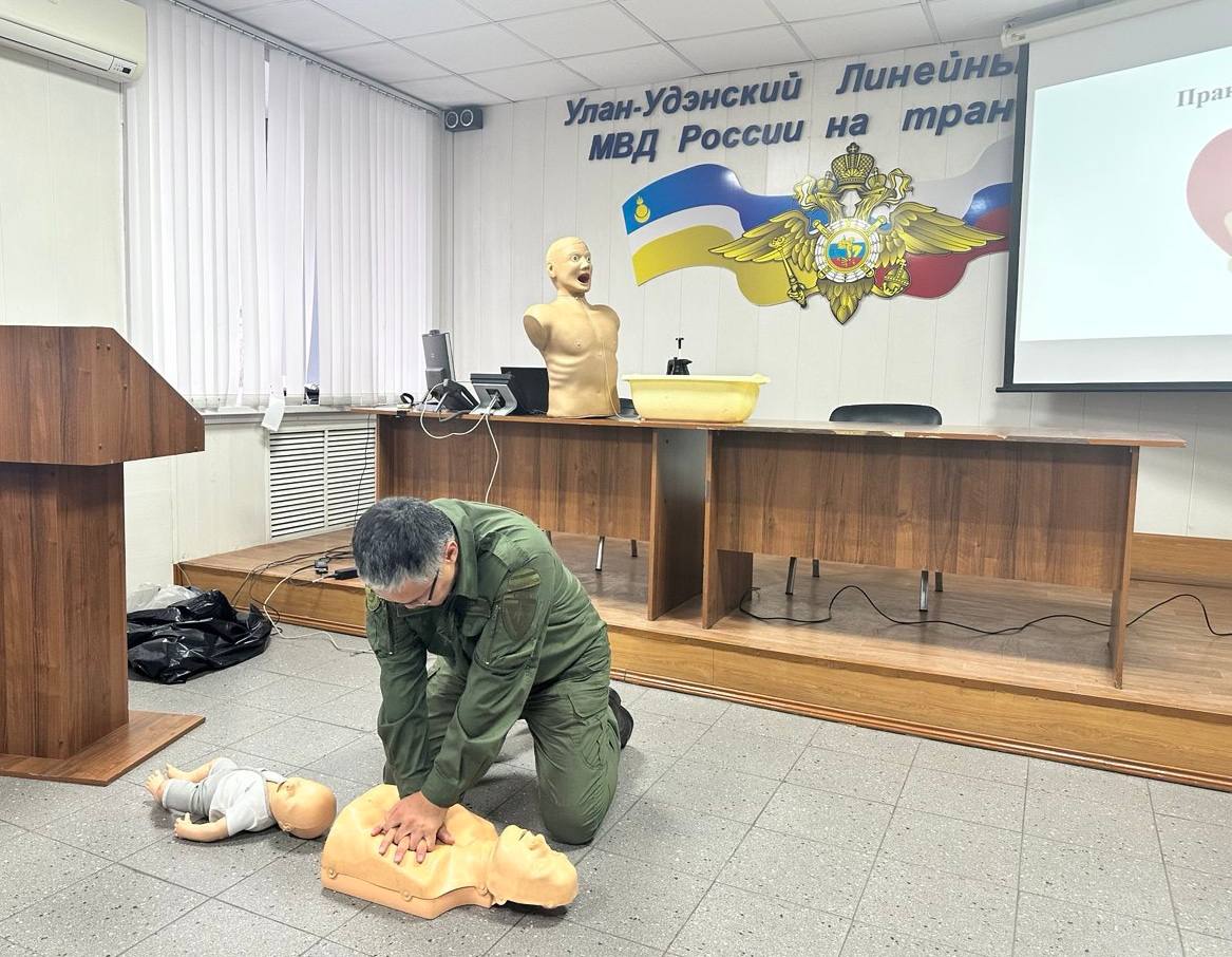 Ветераны Улан-Удэнского ЛО МВД России на транспорте организовали для сотрудников отдела урок по оказанию первой помощи Ветераны Улан-Удэнского ЛО МВД России на транспорте организовали для сотрудников отдела урок по оказанию первой помощи