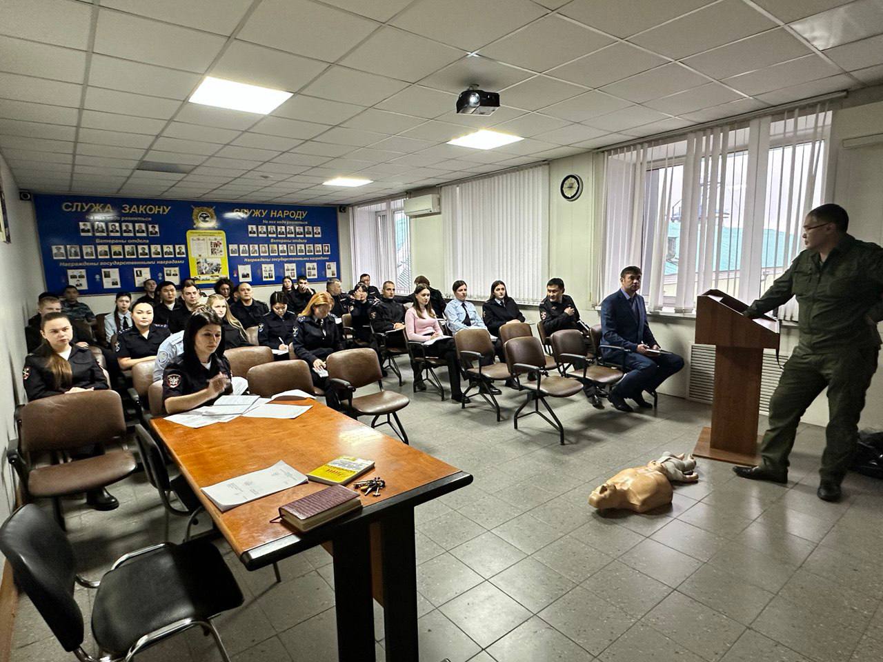 Ветераны Улан-Удэнского ЛО МВД России на транспорте организовали для сотрудников отдела урок по оказанию первой помощи Ветераны Улан-Удэнского ЛО МВД России на транспорте организовали для сотрудников отдела урок по оказанию первой помощи