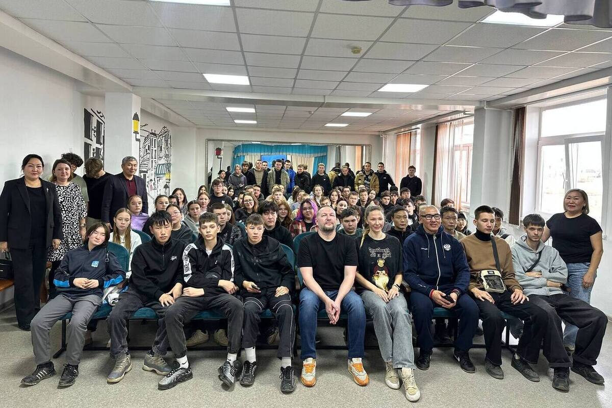 Звезда плавания Юрий Прилуков приехал в гости к юным спортсменам Бурятии