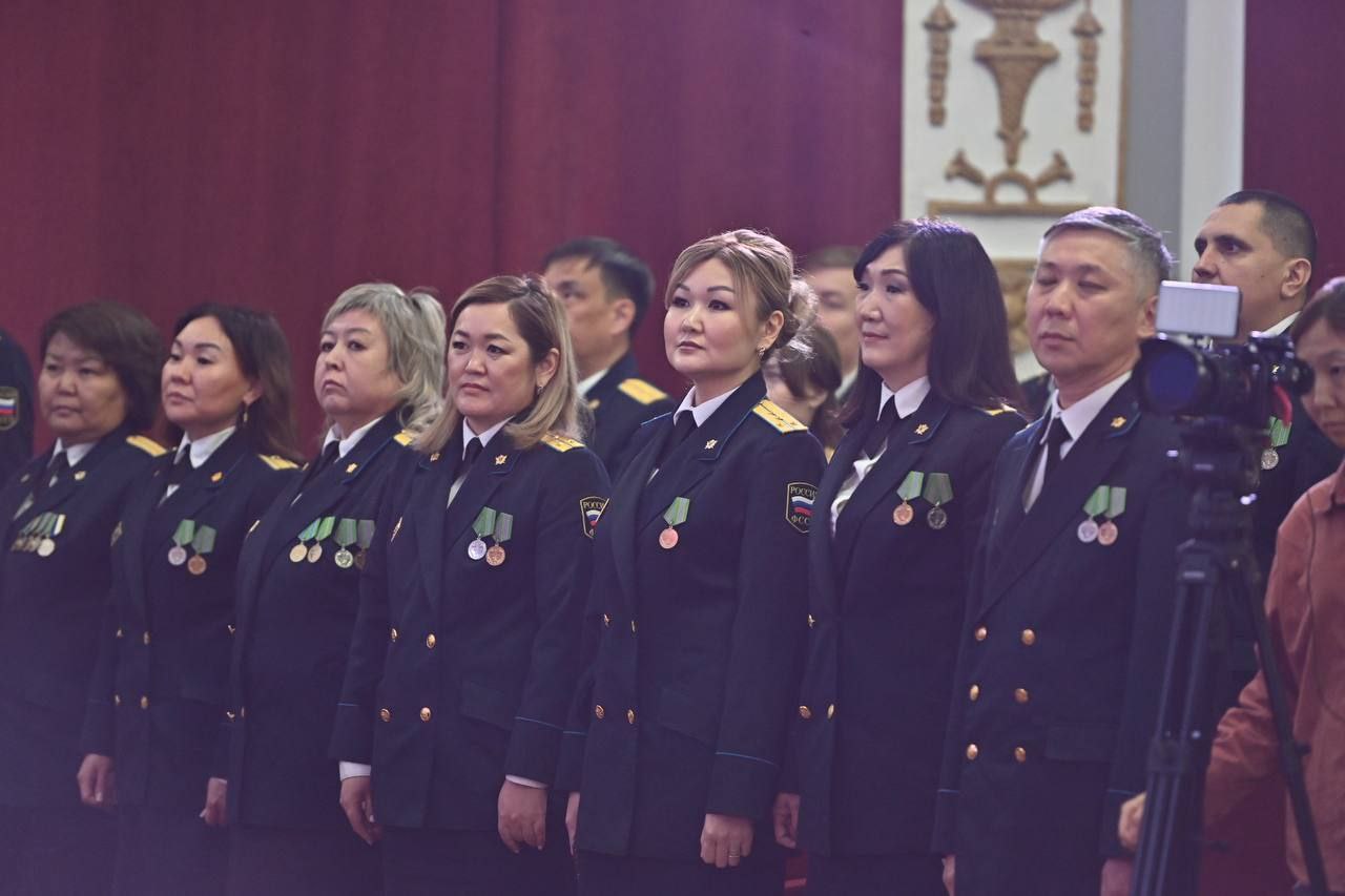 Алексей Цыденов поздравил сотрудников и ветеранов службы судебных приставов с профессиональным праздником Алексей Цыденов поздравил сотрудников и ветеранов службы судебных приставов с профессиональным праздником