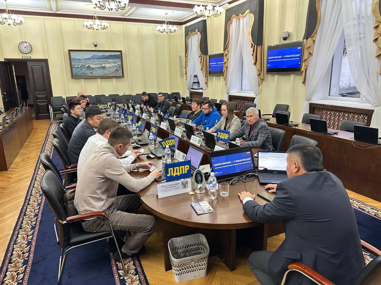 Завершающим этапом стало обсуждение роли лидеров общественного мнения в информационной политике партии и задач по развитию присутствия ЛДПР в социальных сетях Завершающим этапом стало обсуждение роли лидеров общественного мнения в информационной политике партии и задач по развитию присутствия ЛДПР в социальных сетях