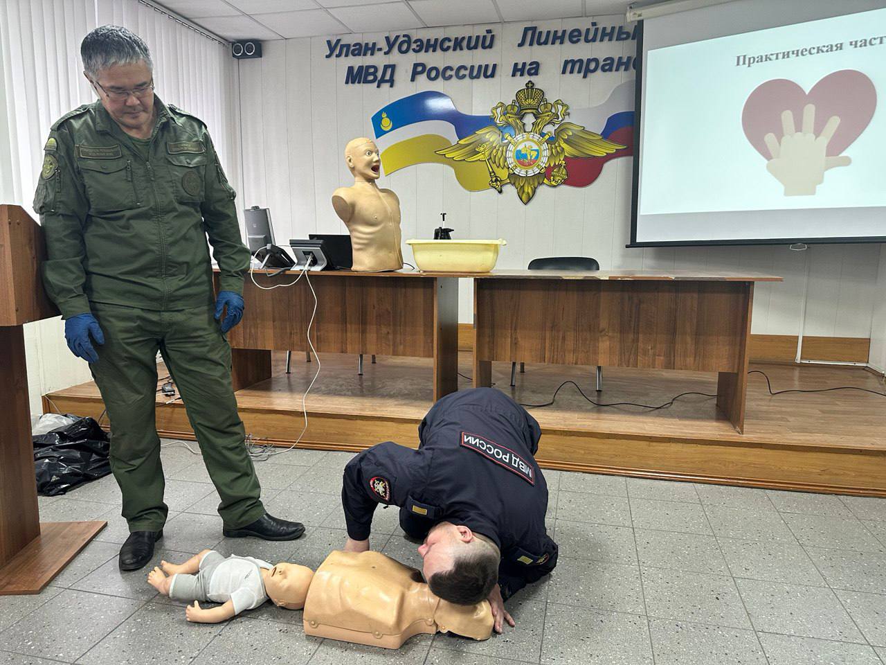 Ветераны Улан-Удэнского ЛО МВД России на транспорте организовали для сотрудников отдела урок по оказанию первой помощи Ветераны Улан-Удэнского ЛО МВД России на транспорте организовали для сотрудников отдела урок по оказанию первой помощи