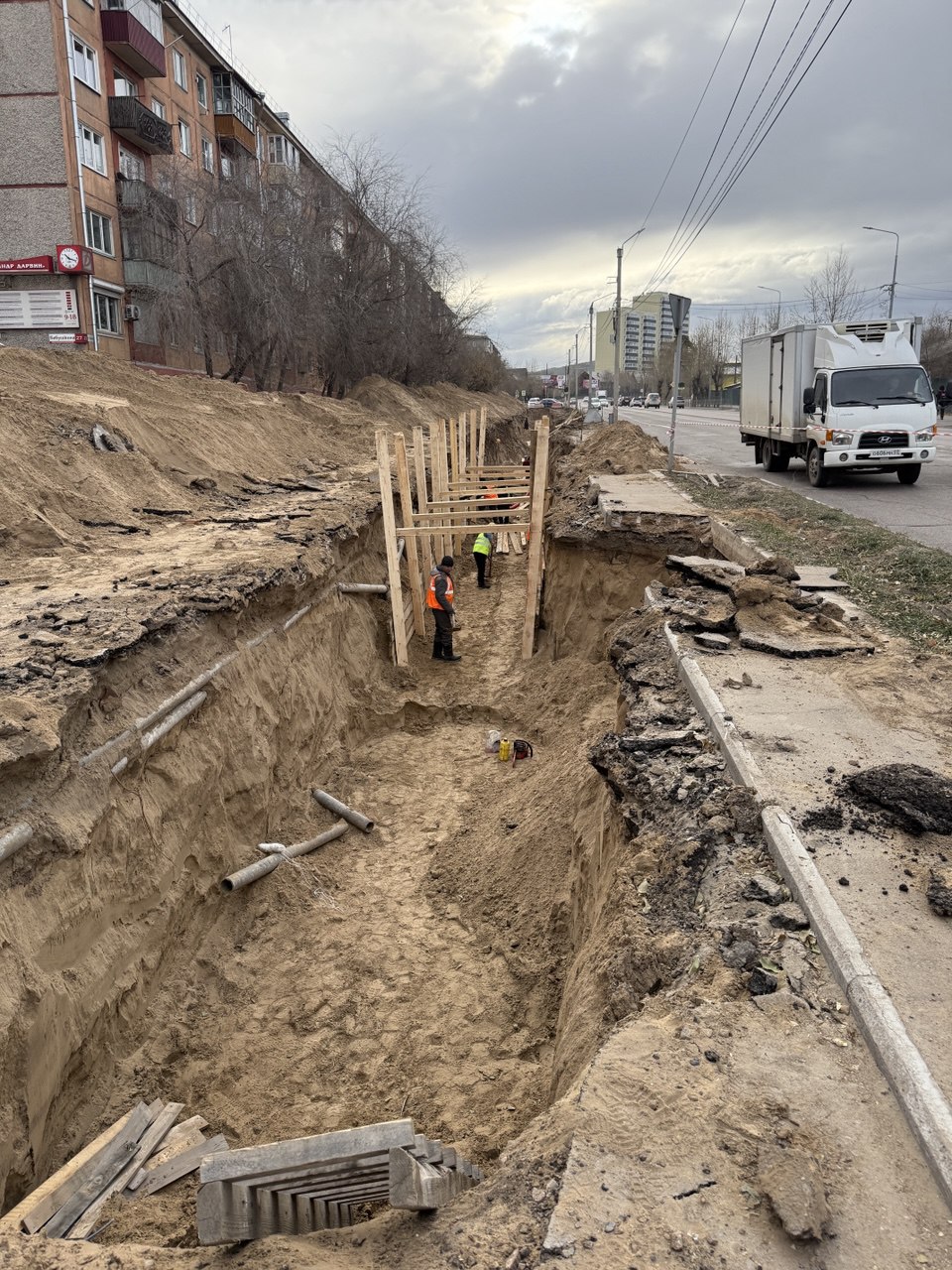 По улице Бабушкина прокладывают ливневку По улице Бабушкина прокладывают ливневку