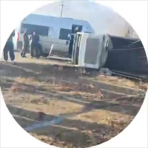 Нам пишут: грузовик опрокинулся после столкновения с автобусом в Суже