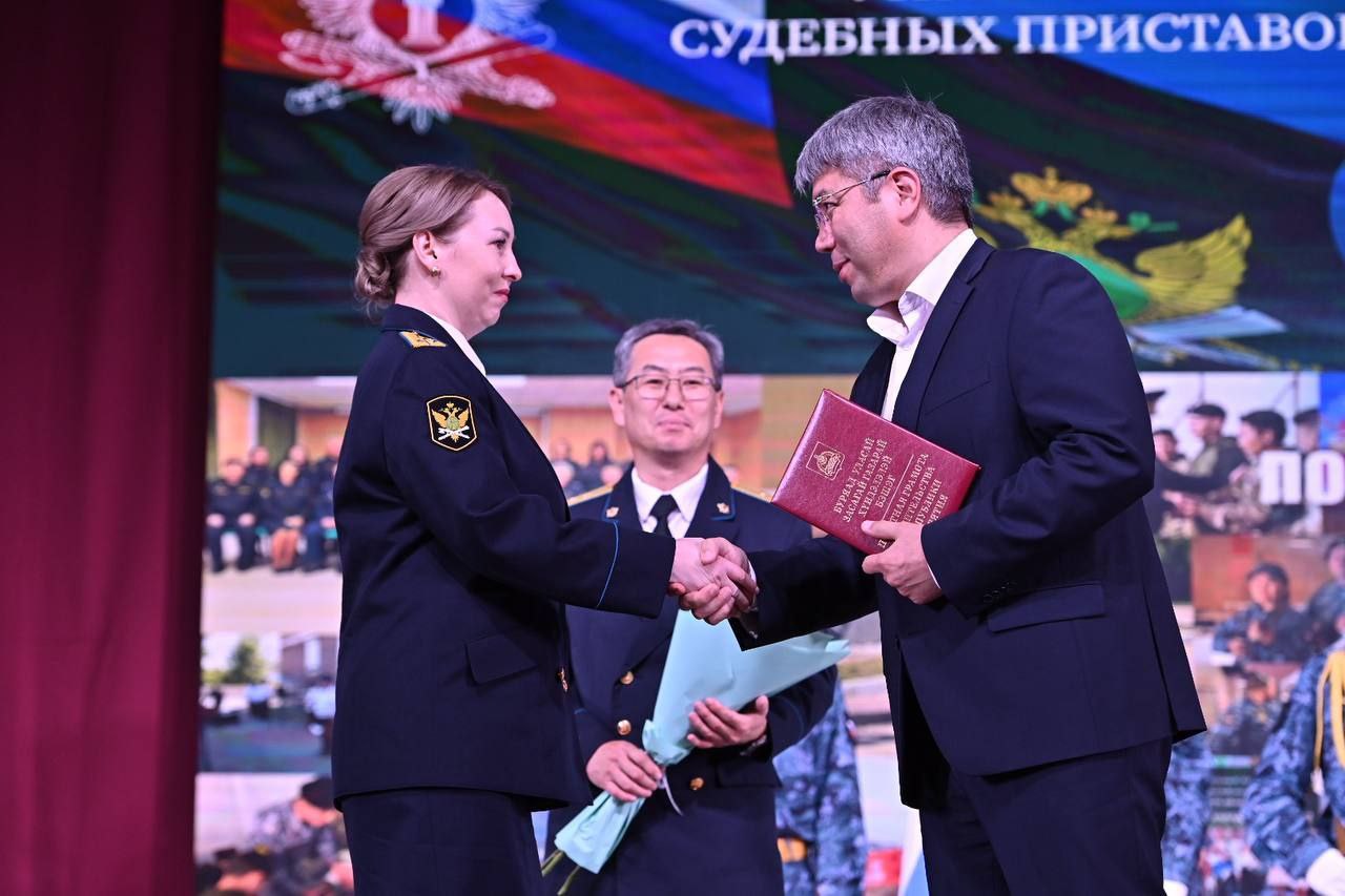 Алексей Цыденов поздравил сотрудников и ветеранов службы судебных приставов с профессиональным праздником Алексей Цыденов поздравил сотрудников и ветеранов службы судебных приставов с профессиональным праздником