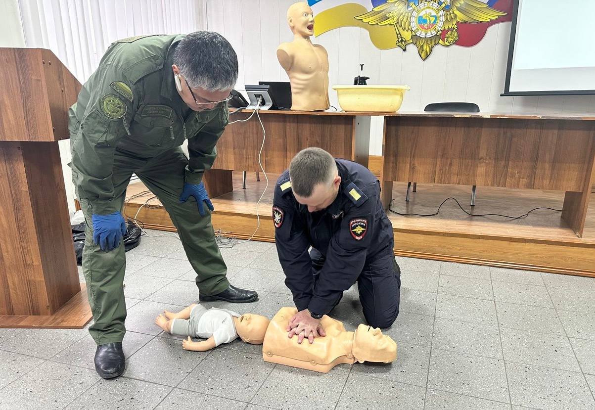 Ветераны Улан-Удэнского ЛО МВД России на транспорте организовали для сотрудников отдела урок по оказанию первой помощи Ветераны Улан-Удэнского ЛО МВД России на транспорте организовали для сотрудников отдела урок по оказанию первой помощи