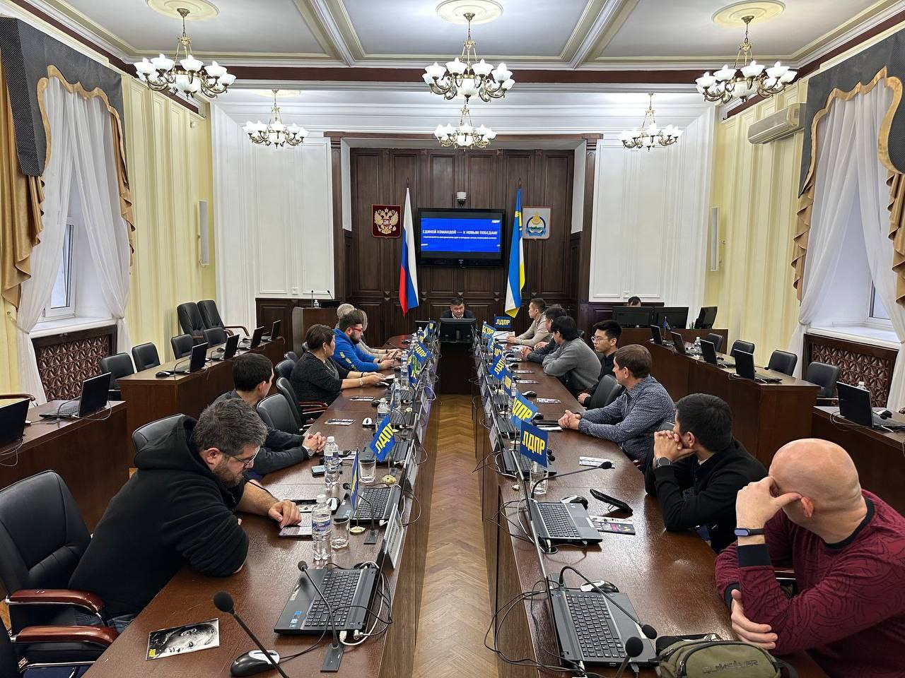 В Народном Хурале состоялась рабочая встреча координаторов местных отделений ЛДПР под руководством зампреда комитета НХ по экономике, координатора БРО ЛДПР в РБ Бадмадоржо Жигжитова В Народном Хурале состоялась рабочая встреча координаторов местных отделений ЛДПР под руководством зампреда комитета НХ по экономике, координатора БРО ЛДПР в РБ Бадмадоржо Жигжитова