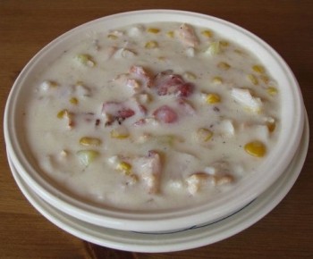 Чаудер с рыбой и кукурузой