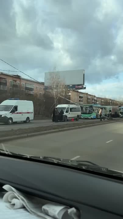 #атвпишут , столб упал на автобус, из-за этого образовалась большая пробка