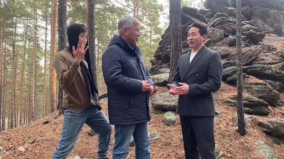 Глава Бурятии в День народного единства встретился с блогер-сообществом на тропе здоровья