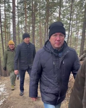 Вышел на тропу единства: глава Бурятии прогулялся с блогерами на гору &quot;Орлиная&quot;