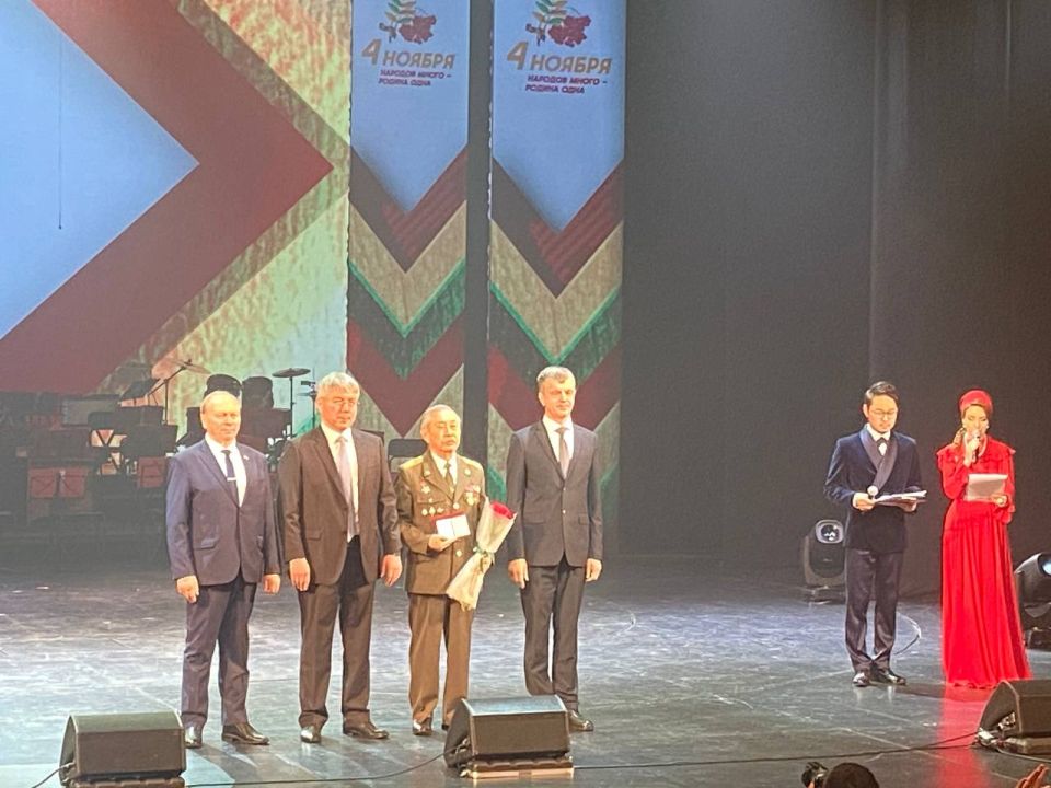 Председатель Народного Хурала Бурятии Владимир Павлов вместе с Главой Республики Алексеем Цыденовым сегодня принял участие в торжественном собрании общественности, посвященном Дню народного единства Председатель Народного Хурала Бурятии Владимир Павлов вместе с Главой Республики Алексеем Цыденовым сегодня принял участие в торжественном собрании общественности, посвященном Дню народного единства