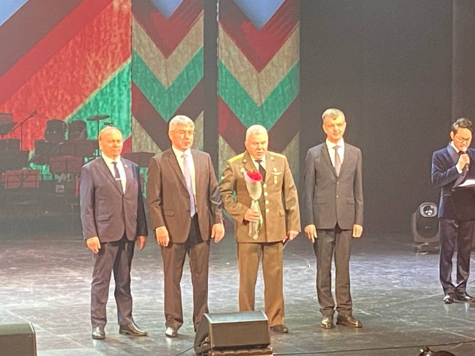 Председатель Народного Хурала Бурятии Владимир Павлов вместе с Главой Республики Алексеем Цыденовым сегодня принял участие в торжественном собрании общественности, посвященном Дню народного единства Председатель Народного Хурала Бурятии Владимир Павлов вместе с Главой Республики Алексеем Цыденовым сегодня принял участие в торжественном собрании общественности, посвященном Дню народного единства