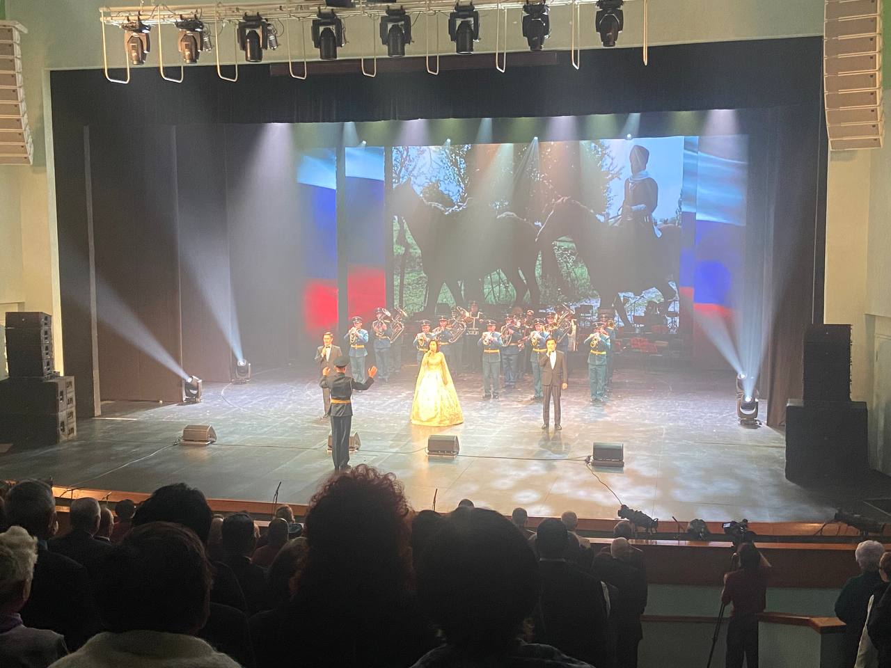 Председатель Народного Хурала Бурятии Владимир Павлов вместе с Главой Республики Алексеем Цыденовым сегодня принял участие в торжественном собрании общественности, посвященном Дню народного единства Председатель Народного Хурала Бурятии Владимир Павлов вместе с Главой Республики Алексеем Цыденовым сегодня принял участие в торжественном собрании общественности, посвященном Дню народного единства