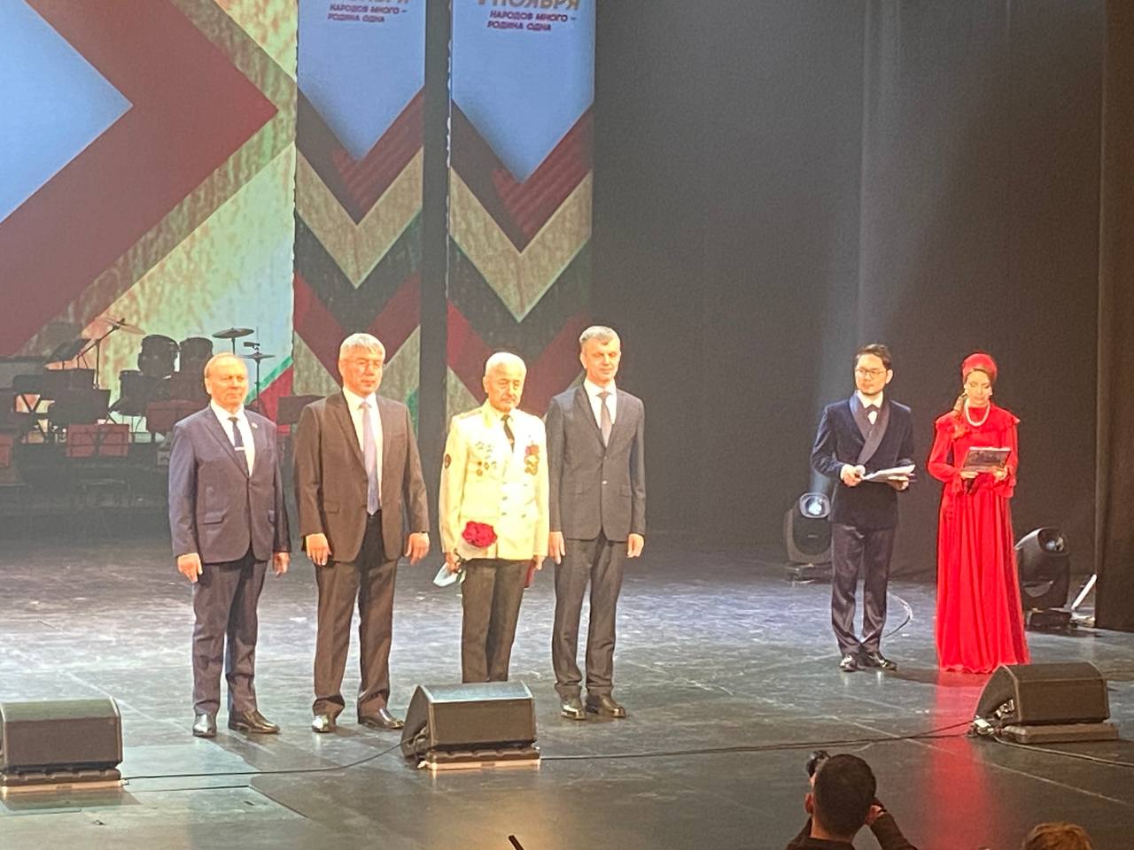 Председатель Народного Хурала Бурятии Владимир Павлов вместе с Главой Республики Алексеем Цыденовым сегодня принял участие в торжественном собрании общественности, посвященном Дню народного единства Председатель Народного Хурала Бурятии Владимир Павлов вместе с Главой Республики Алексеем Цыденовым сегодня принял участие в торжественном собрании общественности, посвященном Дню народного единства